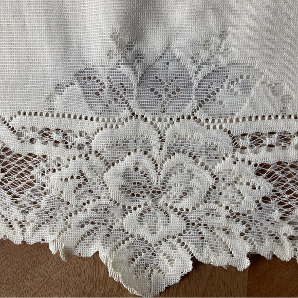 Elegant Cream Lace Table Runner - Picture 3 of 3